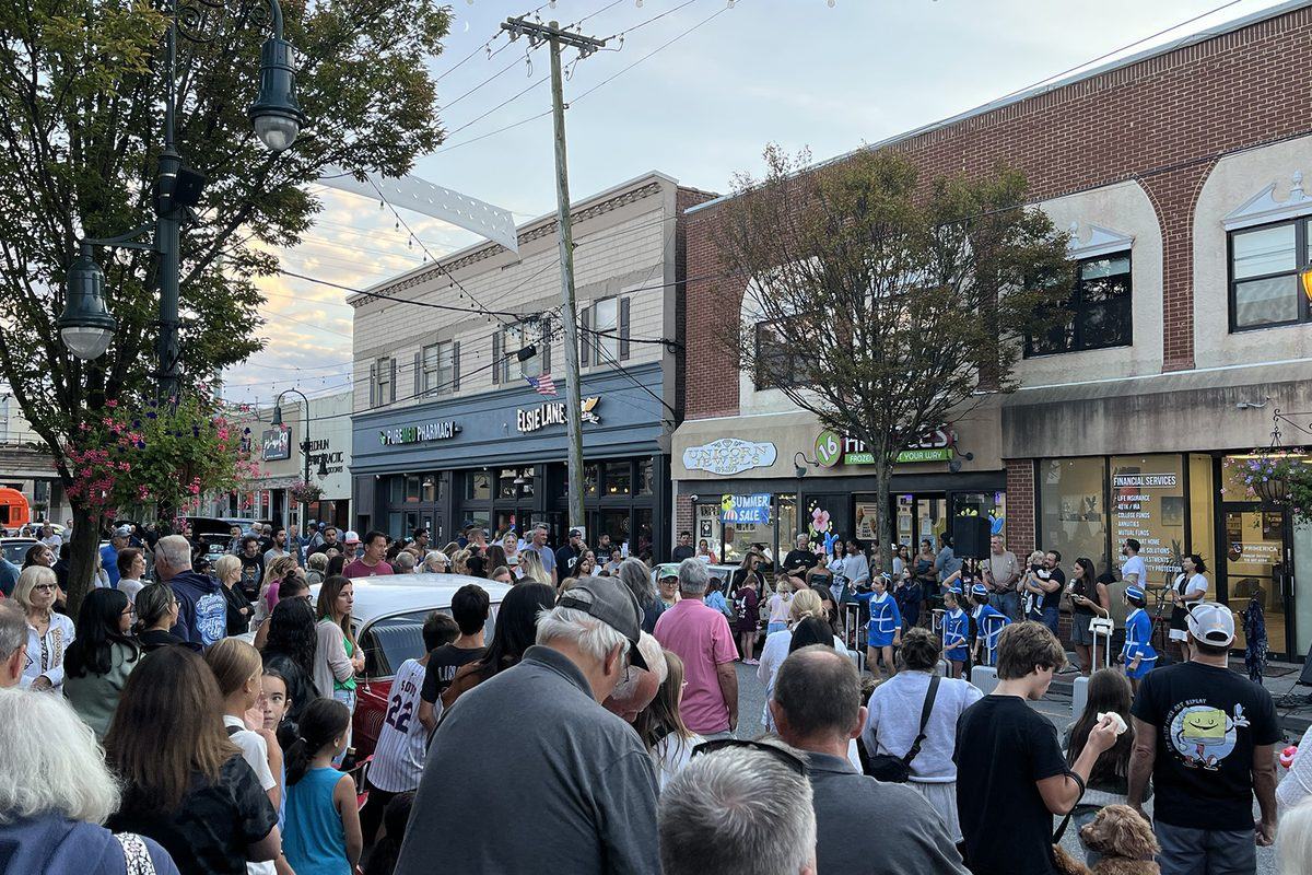 Crowds on Atlantic Avenue during Cruise Nights